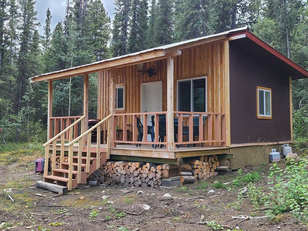 Private lakefront cabin with mountain views in Yukon