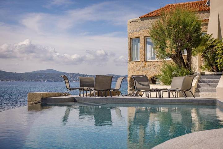 Hôtel pour 4 personnes, avec piscine ainsi que terrasse et vue