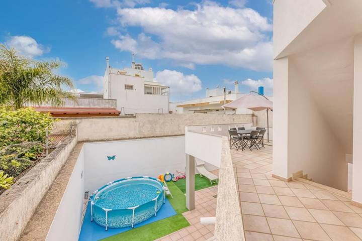 Location de vacances pour 9 personnes, avec terrasse ainsi que bassin pour enfant et piscine, animaux acceptés à Ugento - 4