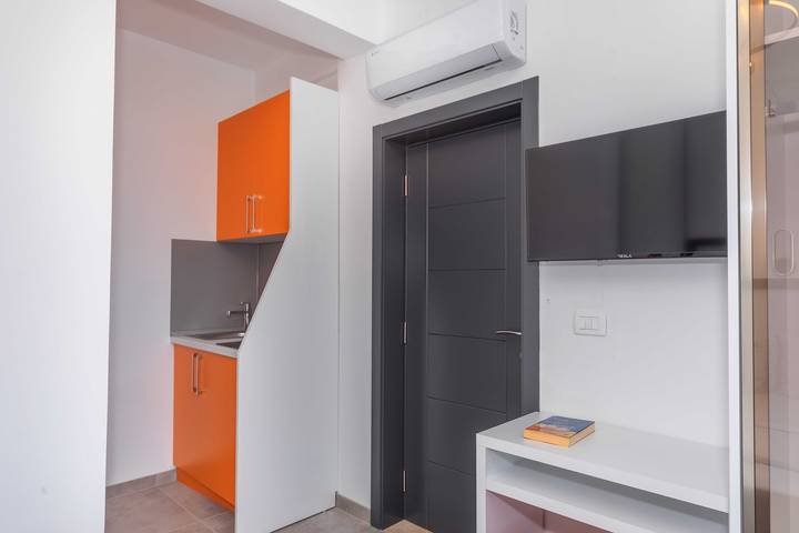 Apartamento entero, Apartamento de vacaciones para 2 personas con balcón/terraza in Dobra Voda, Montenegro Coast