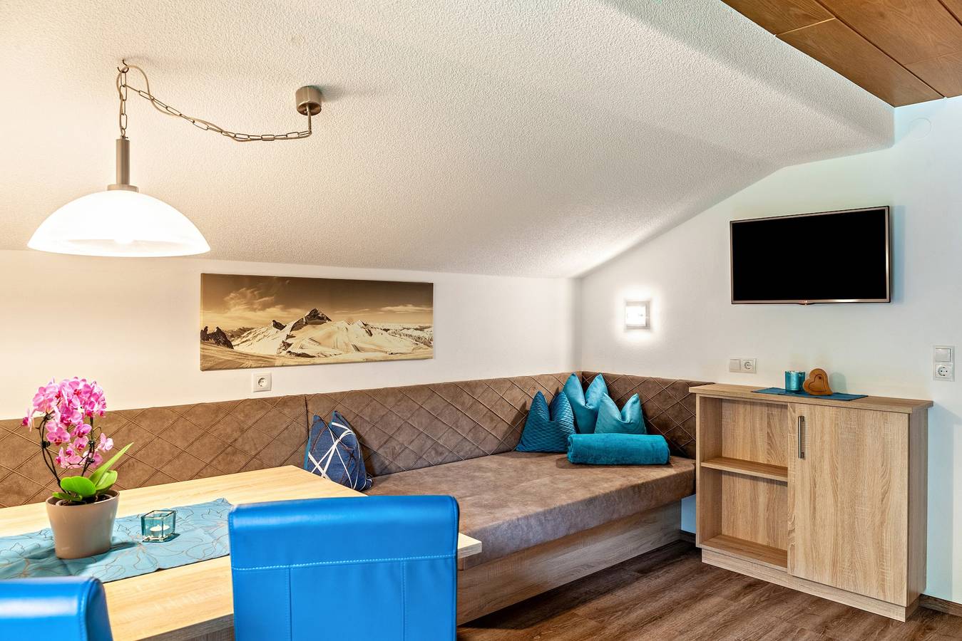 Ganze Wohnung, "Haus Alpenheim Ferienwohnung 1" mit Bergblick, Balkon und Wlan in Madseit, Hintertux
