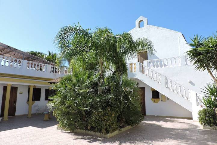 Chalet for 14 people at 900 meters from the beach in the Dehesa de Roche in Conil in Conil de la Frontera, Costa de la Luz