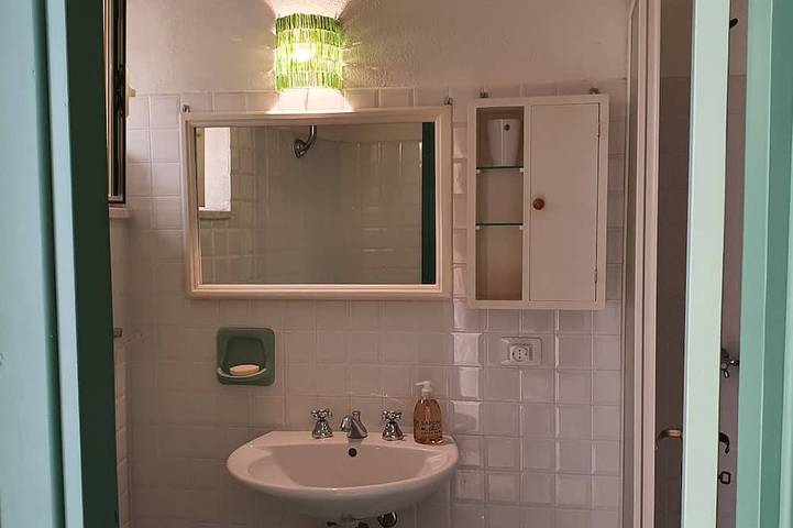 Casa indipendente con ampio terrazzo attrezzato animali domestici sono benvenuti in Bosa, Planargia