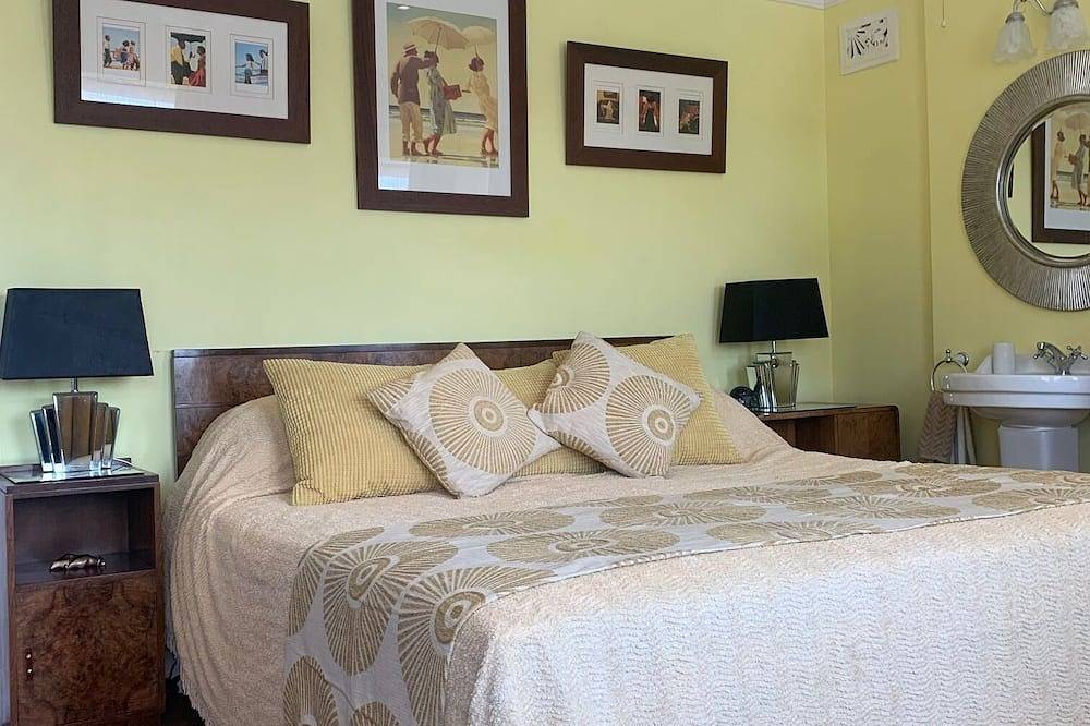 5 double bedroom Art Deco Villa by the sea with heated pool in Botany Bay, Kent