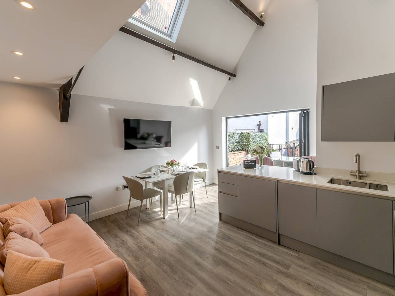 Entire apartment, 1 bed 40D Dahlia Contemporary town centre apartment - Pass the Keys in Shrewsbury, Shropshire
