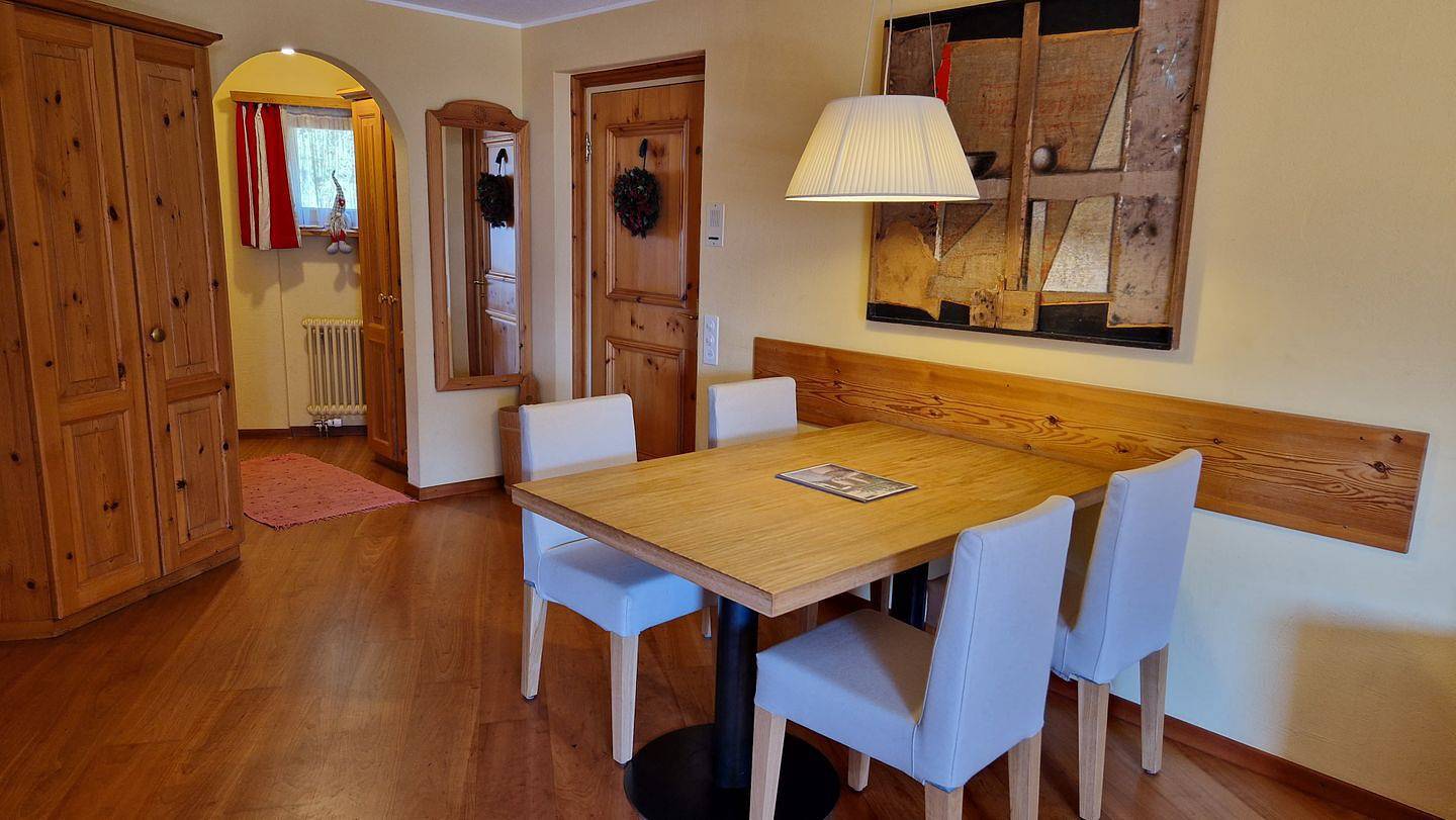 Ganze Wohnung, 2 1/2-Zimmerwohnung; Berg- und Seesicht, gemütliches Wohnzimmer in Silvaplana-Surlej, Silvaplana