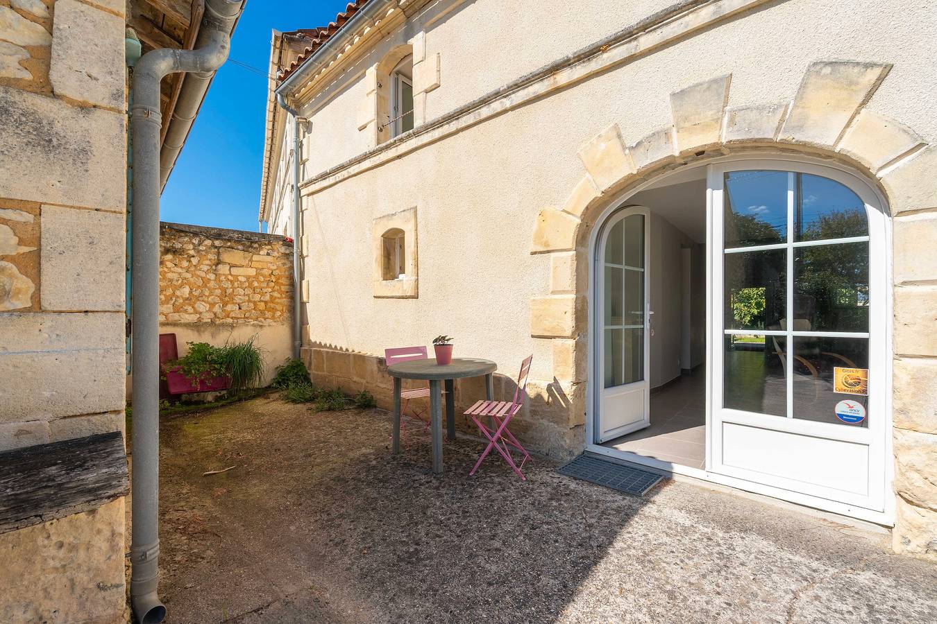 Maison de Vacances 'À La Campagne' avec Terrasse Privée, Jardin Commun et Wi-Fi in Allas-Bocage, Région de Jonzac