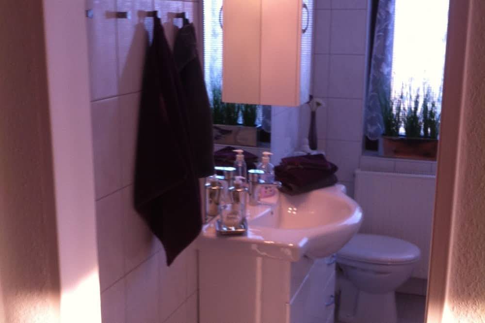 Ganze Wohnung, In Rheinnähe: große, moderne Ferienwohnung in ruhiger Seitenstraße mit Balkon in Wallersheim, Koblenz