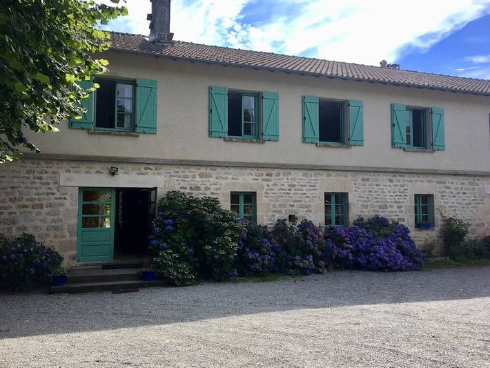 Gîte pour 24 personnes, avec jardin ainsi que terrasse et piscine, animaux acceptés
