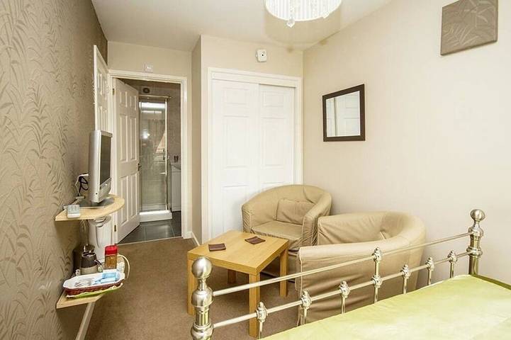 Professional Bed & Breakfast en-suite double rooms £80 per night per room. in Warwick, Warwickshire