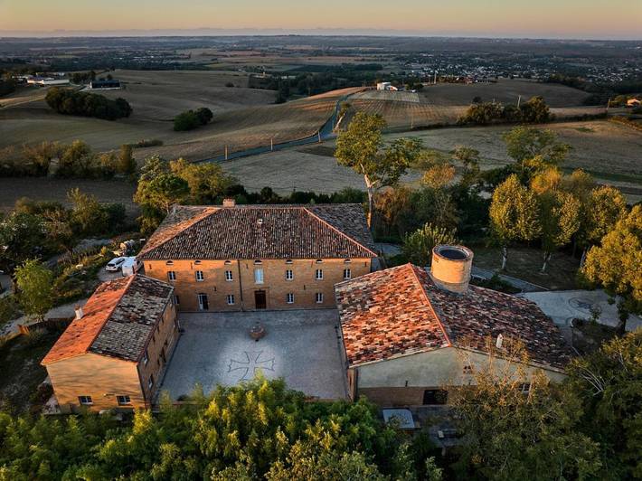 Chambre d’hôte pour 42 personnes, avec Jacuzzi et Terrasse ainsi que Jardin et Piscine
