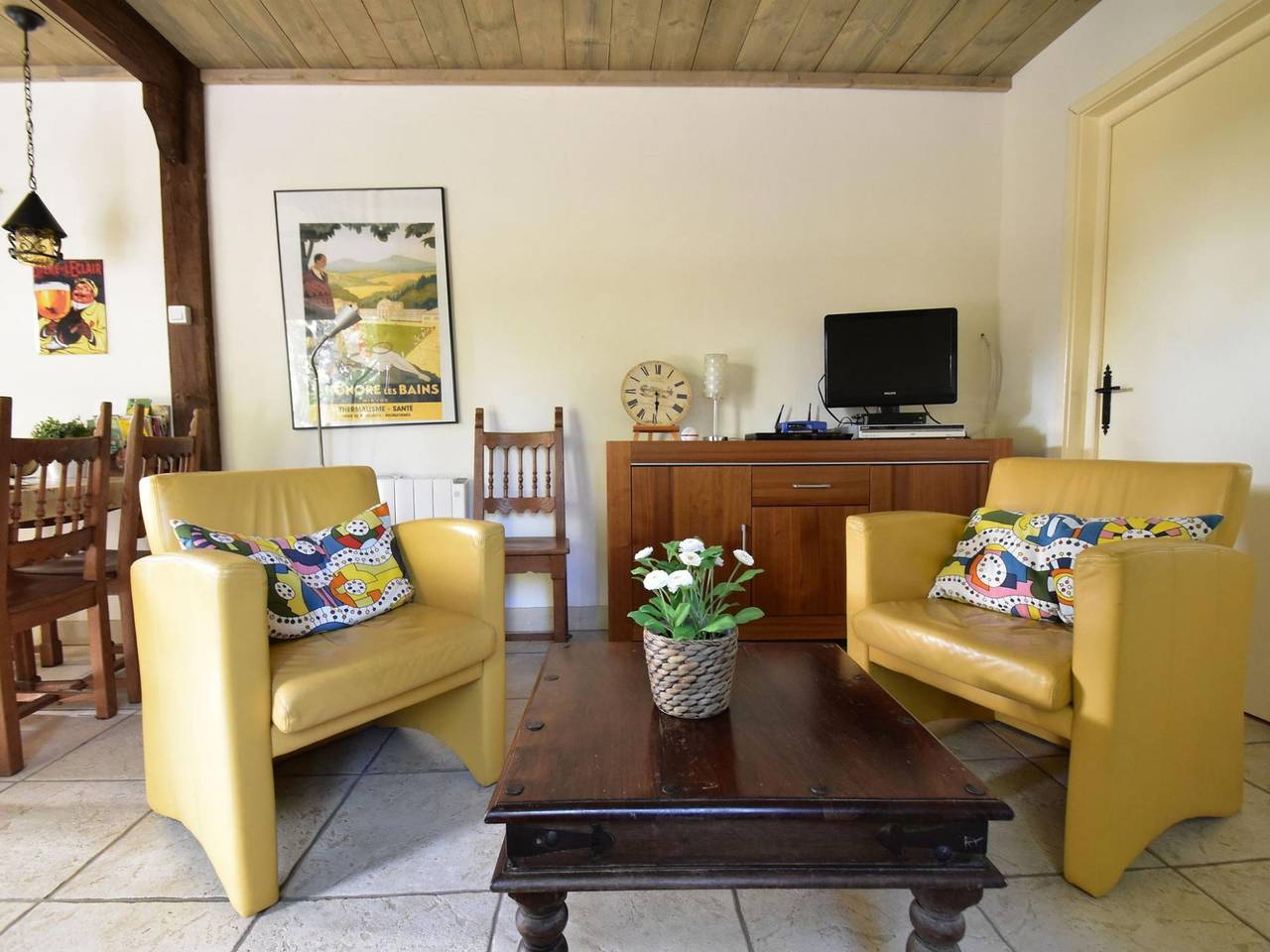Holiday home with covered terrace at the edge of the Parc Regional du Morvan in Saint-Honoré-les-Bains, Parque natural de Morvan