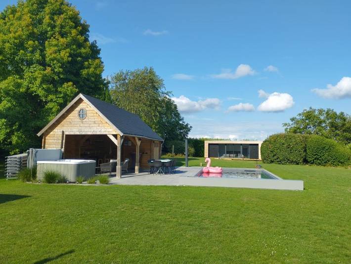 Gîte pour 4 personnes, avec jacuzzi et jardin ainsi que sauna et piscine à Braine-l'Alleud