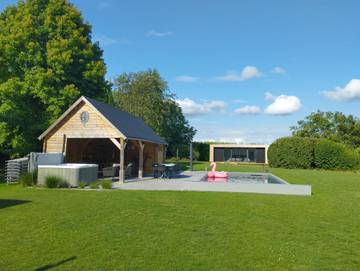 Gîte pour 4 personnes, avec sauna et piscine ainsi que jacuzzi et jardin à Braine-l'Alleud