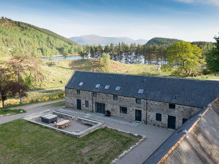 Vakantiehuis voor 6 personen, with Balkon and Whirlpool as well as Terras and Tuin in Aviemore