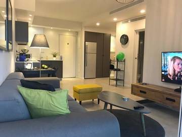 Gîte pour 3 personnes, avec vue et piscine ainsi que jardin et sauna dans Cesaree