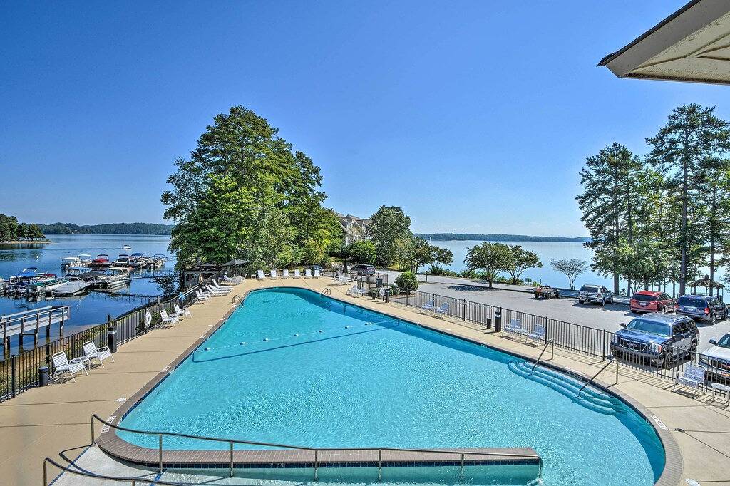 Ganze Wohnung, Designer Retreat w/ Pool, Golf + Beach Access! in Lake Keowee