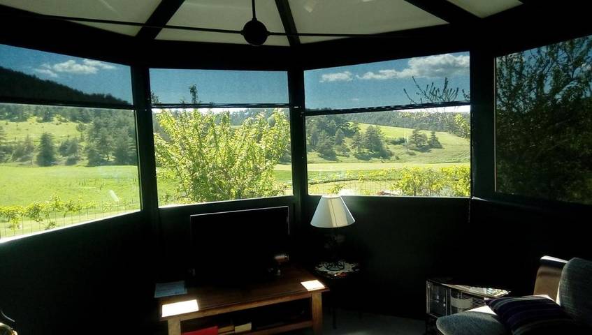 Chambre d’hôte pour 2 personnes, avec sauna et jardin ainsi que terrasse et vue, animaux acceptés à La Canourgue
