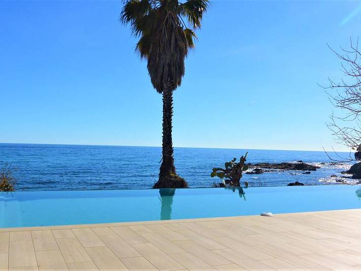 Location de vacances pour 2 personnes, avec Terrasse ainsi que Jardin et Piscine à Sari-Solenzara
