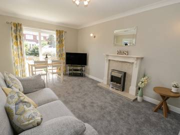 Log Cabin for 4 People in Whitby, North Yorkshire, Photo 2