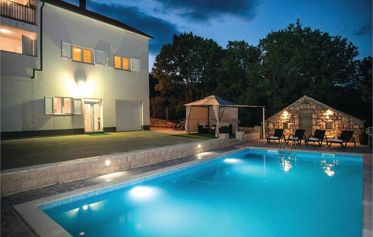 Geräumige 2-Zimmer-Wohnung mit Pool, WLAN, Terrasse und Parkplatz in Makarska Riviera