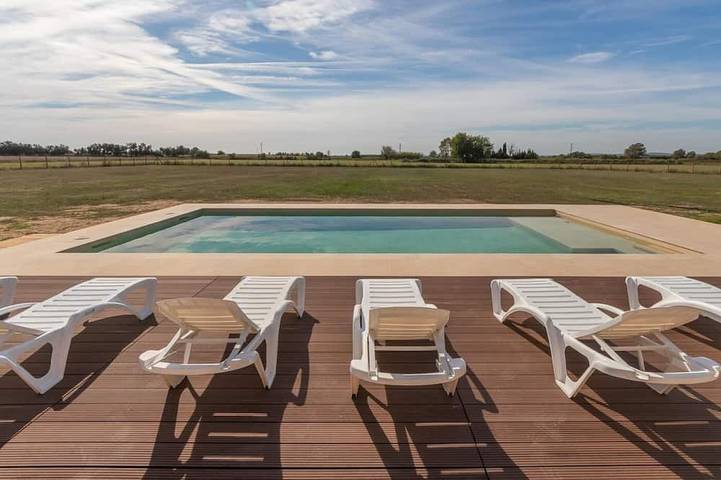 Gîte pour 9 personnes, avec balcon ainsi que piscine et jardin