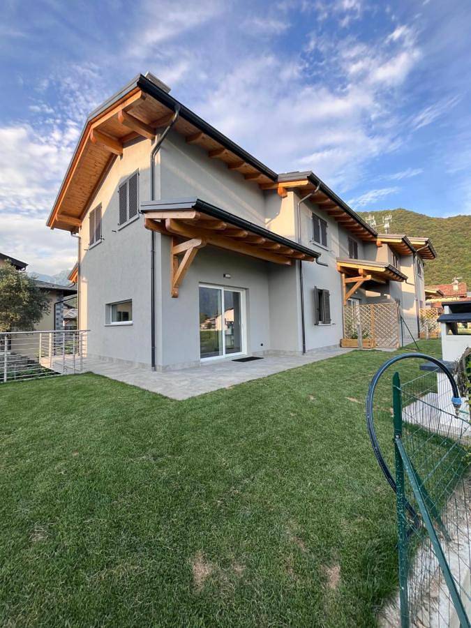 Location de vacances pour 8 personnes, avec vue et jardin à Dubino