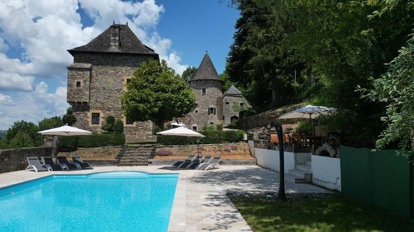 Location de vacances pour 6 personnes, avec Terrasse et Jardin ainsi que Piscine et Vue à Bassignac-le-Bas