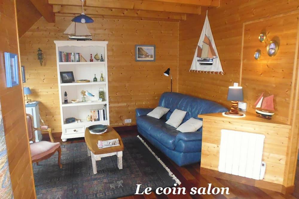 3*** wooden house, 2 steps from the sandy beach, Wifi, Bikes, Parking, Garden in Plozévet, Quimper region