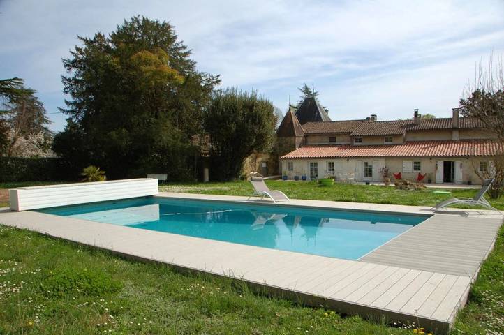 Location de vacances pour 3 personnes, avec Terrasse et Jardin ainsi que Piscine et Vue à Camblanes-et-Meynac