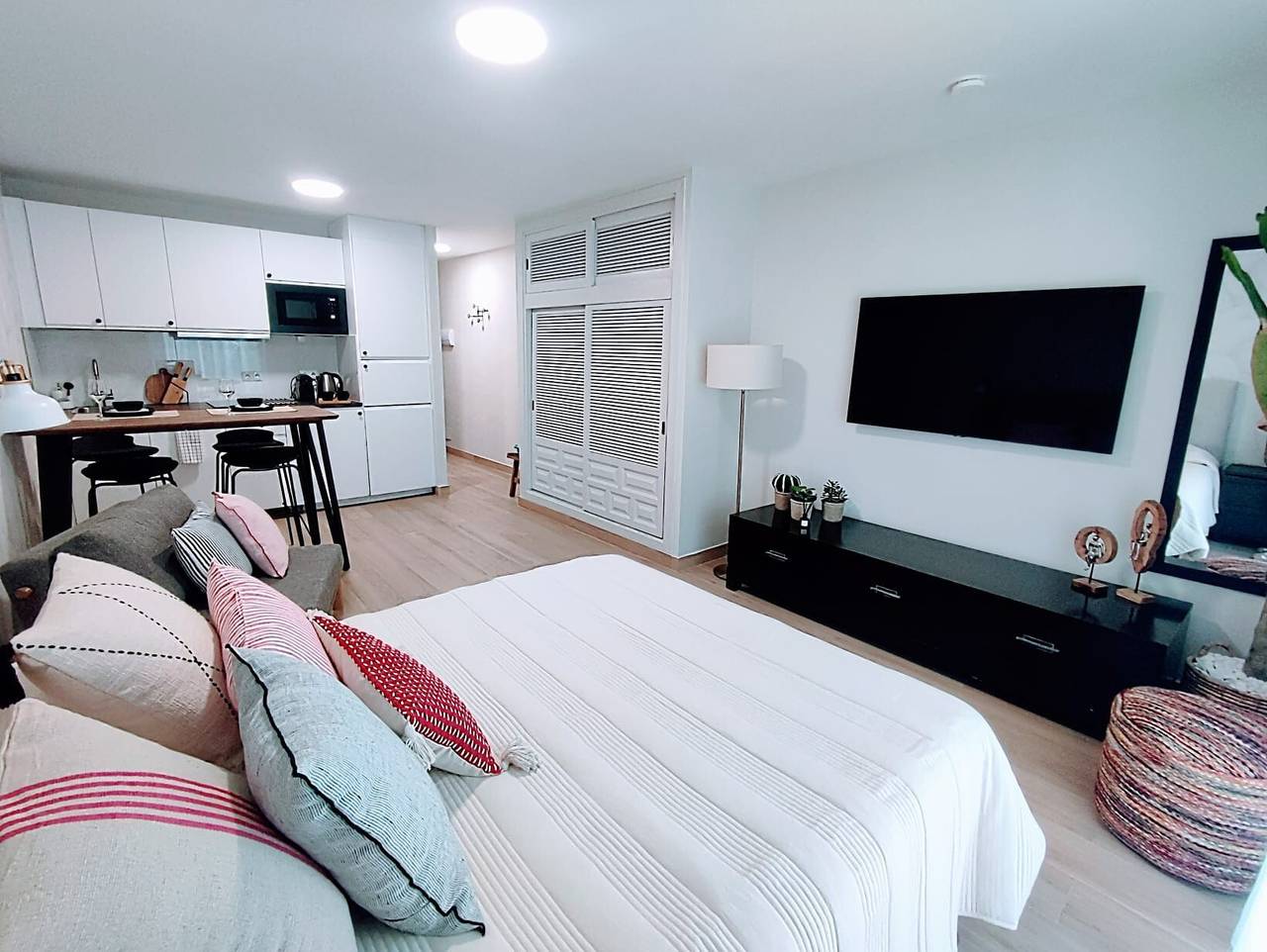 Apartamento inteiro, Apartamento 'Hacienda Beach' com terraço privado, Wi-Fi e ar condicionado in Playa de Arroyo las Cañas-Velerín, Estepona