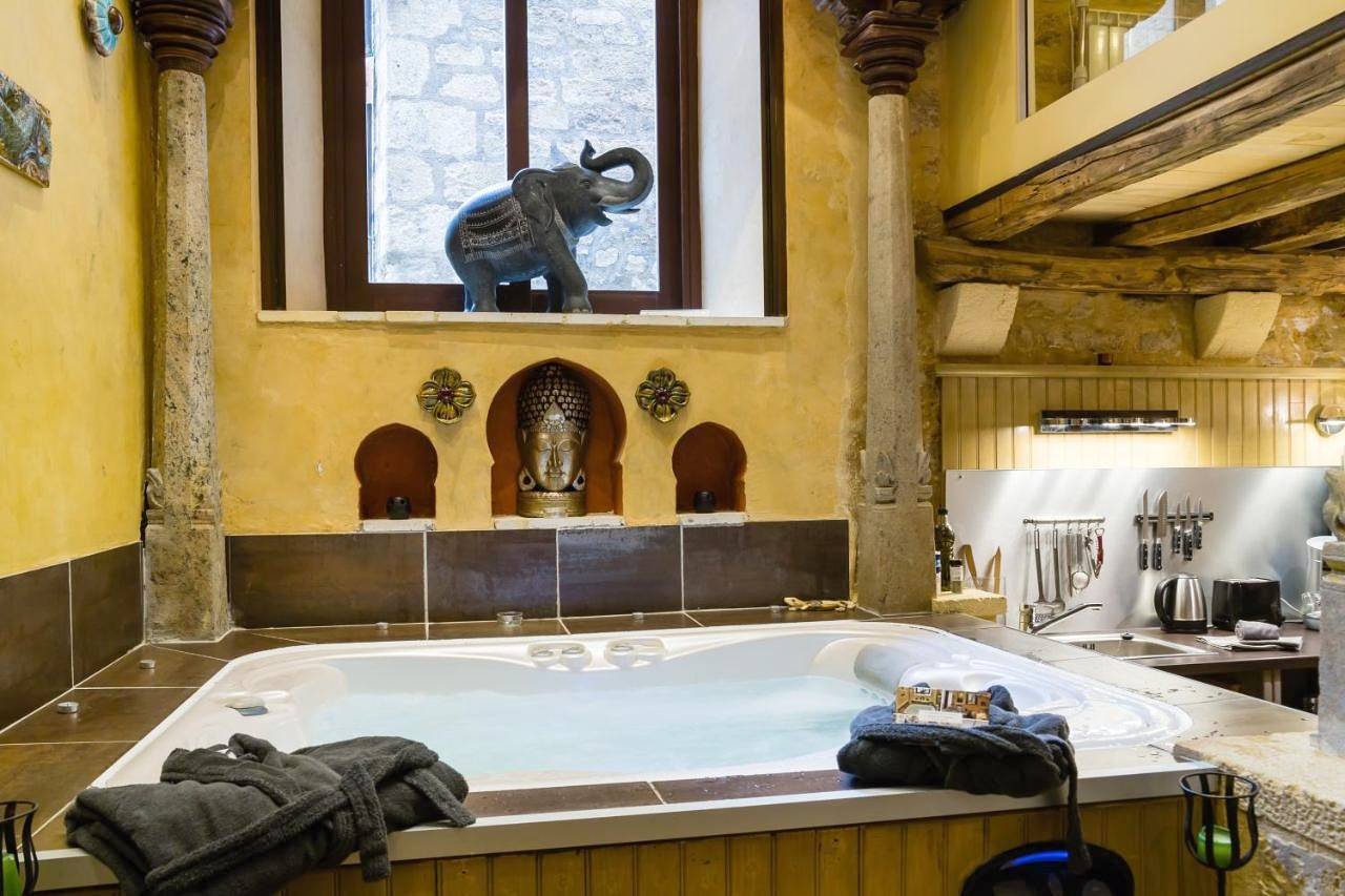 Appartement entier, Jacuzzi Privé, les 1001 nuits à Sarlat in Sarlat-la-Canéda, Périgord Noir