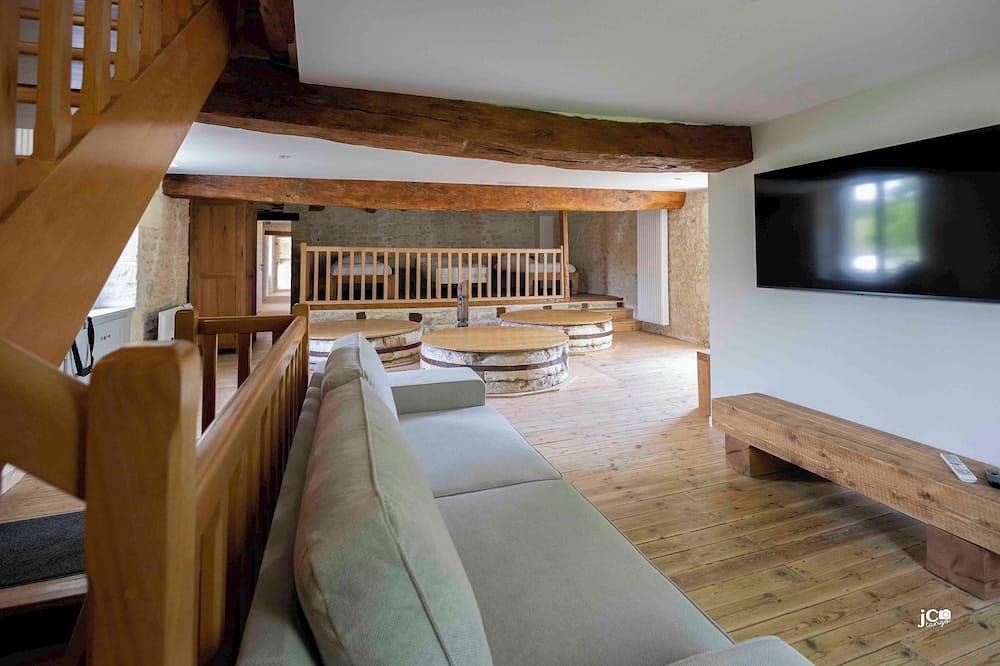 Le Petit Courault: Renovated mill, sleeps 35 comfortably in the heart of nature. in Pamproux, Niort region