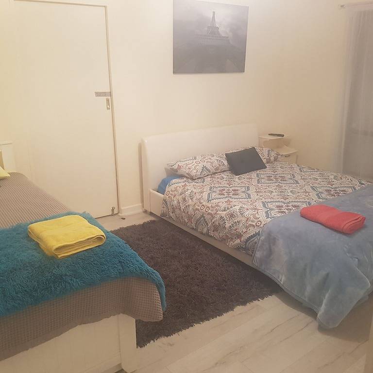 Wunderschönes Mid Century Modern Pool House zwischen Cbd / Glenelg. Schlaf 20 in Adelaide, South Australia