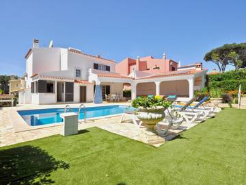 Location de vacances pour 8 personnes, avec terrasse ainsi que piscine et jardin à Vilamoura