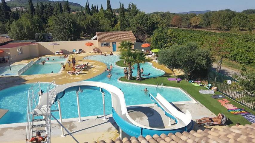 Camping pour 4 personnes, avec Terrasse ainsi que Jardin et Piscine