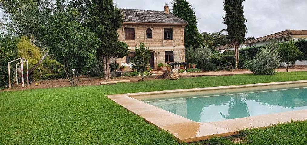 Casa de vacaciones para 10 personas, con jacuzzi además de piscina y jardín en Córdoba