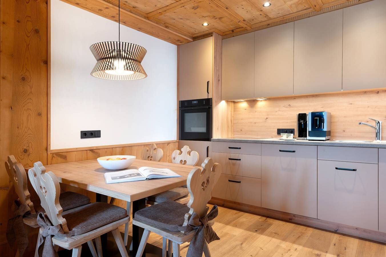 Appartement entier, Appartement 'Lën' avec vue sur les montagnes, jardin partagé et Wi-Fi in Daunei, Wolkenstein