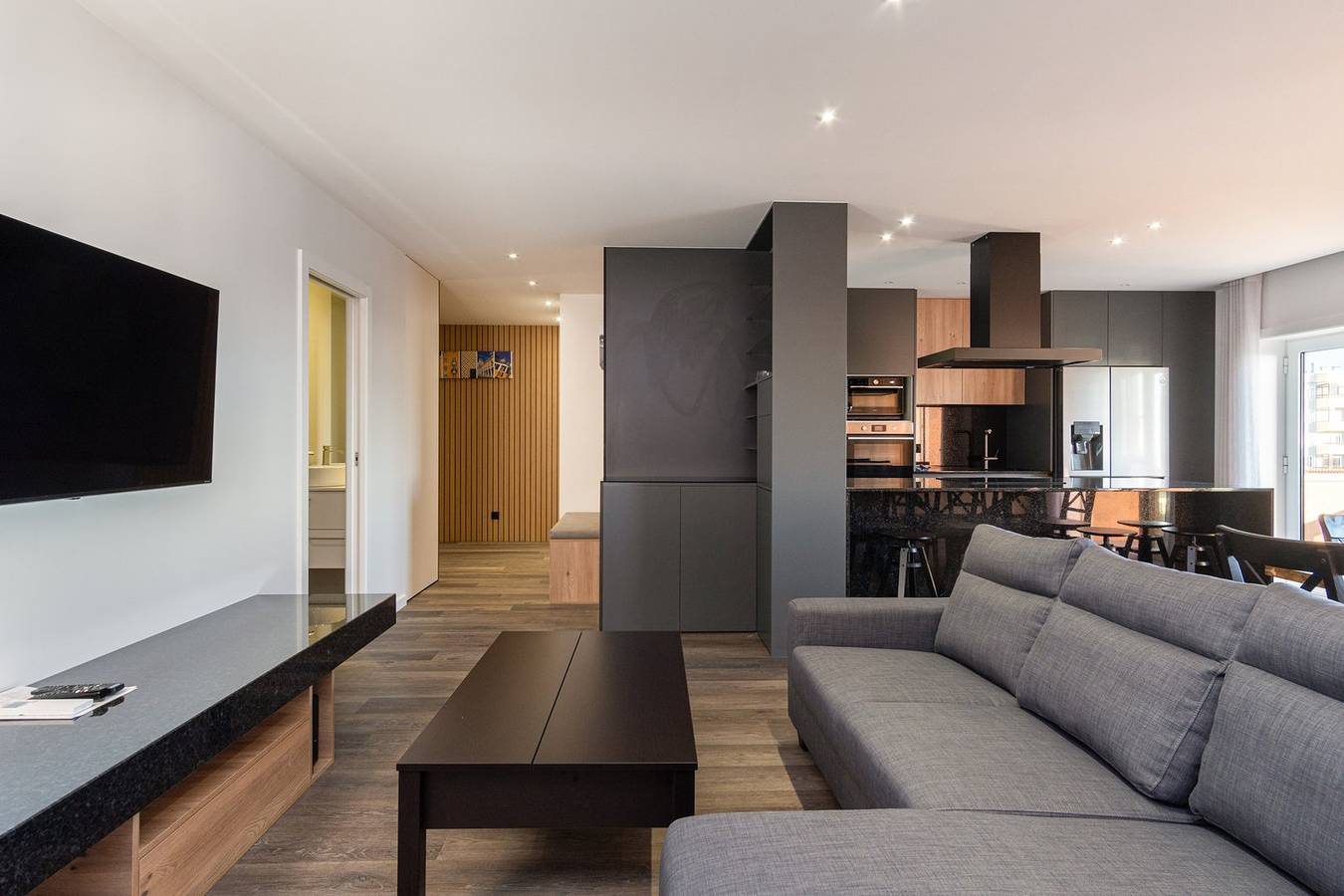 Entire apartment, Celia's Stylish Retreat in Praia da Amorosa, Chafé