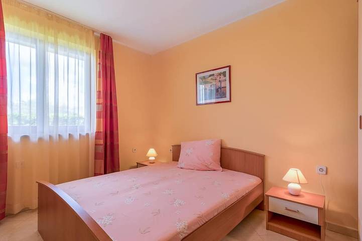 Ganze Wohnung, Wundervolle Ferienwohnung für 4 Personen mit Pool und Garten in Südküste Istrien
