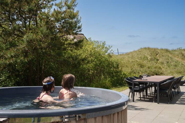 Ferieudlejning for 12 personer, med sauna og terrasse i Lakolk