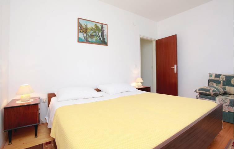 Apartamento vacacional entero, Acogedor apartamento con terraza, WiFi y aparcamiento, a 100 m de la costa. in Blato, Korcula