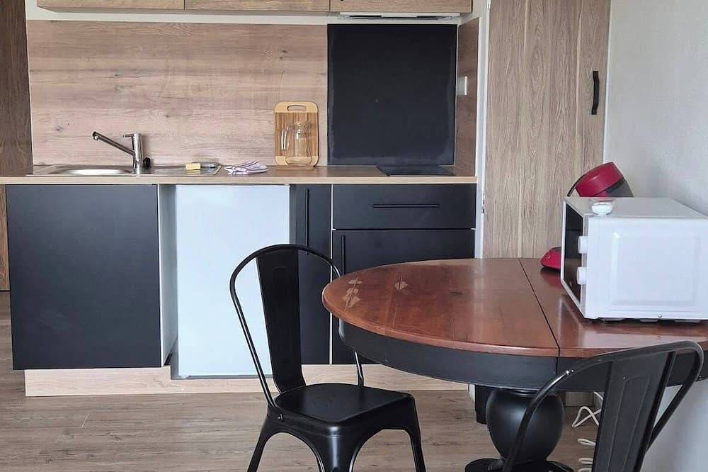 Entire apartment, Aquarius, studio centre ville avec climatisation et balcon in Saint-Céré, Massif Central