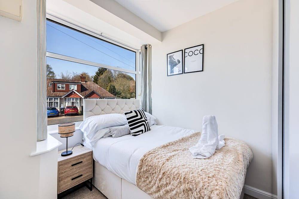 Charming Detached Bungalow  • Driveway Parking • Garden • Wifi • Smart Tv in Northampton, Northamptonshire