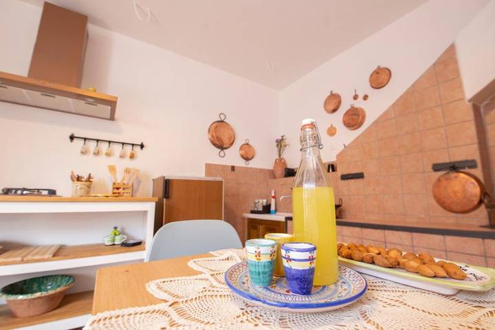 Ferienwohnung für 3 Personen, mit Terrasse und Garten sowie Ausblick in Buccino