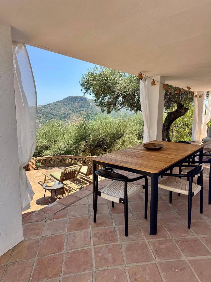 La Casita by Finca Maran met veranda, airco en gedeeld zwembad op kleinschalige Olijf Finca Adults Only in Solano, Colmenar