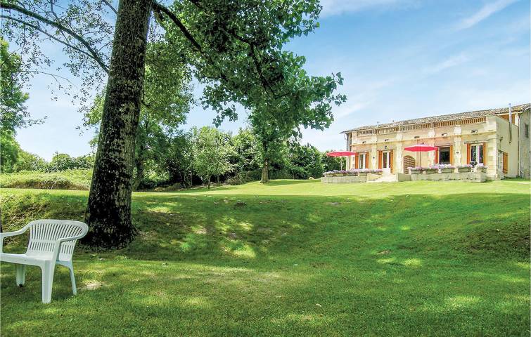 Gîte pour 6 personnes, avec piscine et terrasse à La Barde