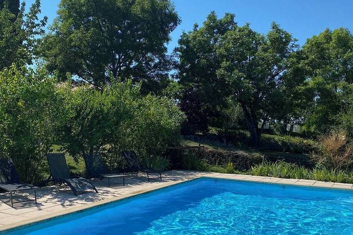 Location de vacances pour 8 personnes, avec jardin ainsi que piscine et sauna à Bagat-en-Quercy