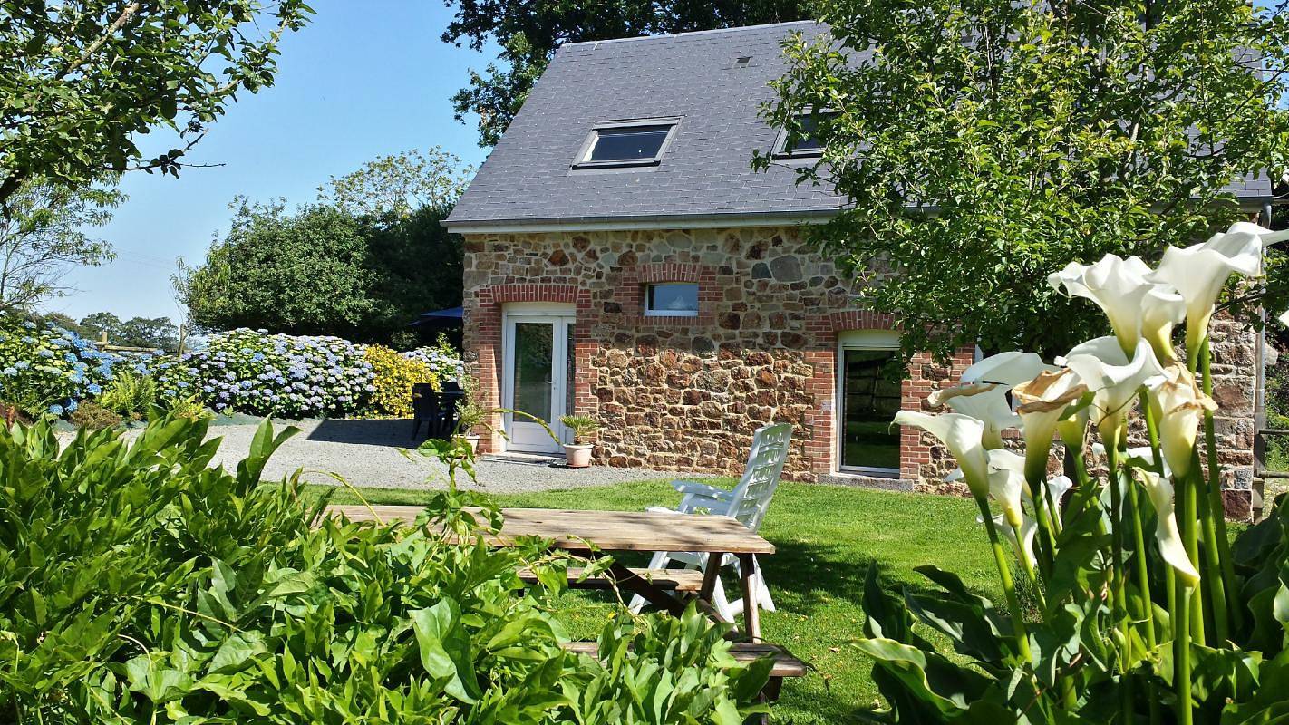 Riverside Gite con chimenea, TV e Internet in Côte de la Déroute