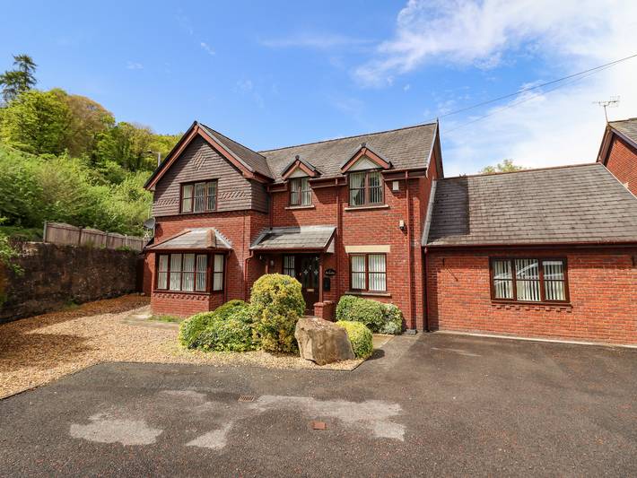 Log cabin for 10 people, with garden, with pets in Llangollen